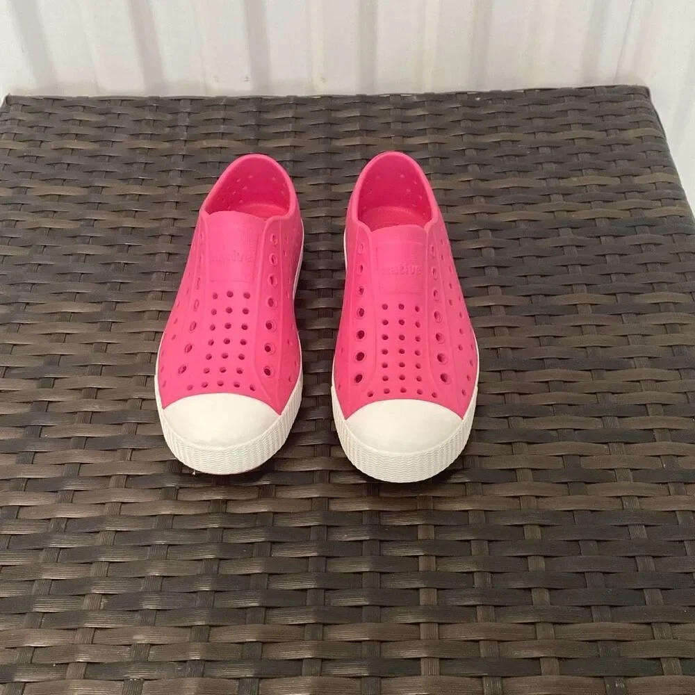 Native Jefferson shoes, junior size 1￼